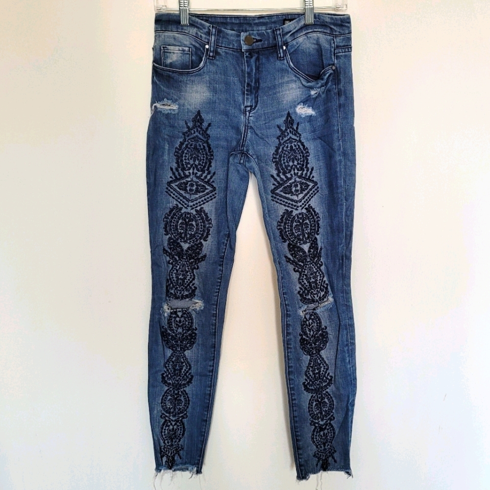 ❌SOLD❌BlankNYC distressed embroidered skinny jeans